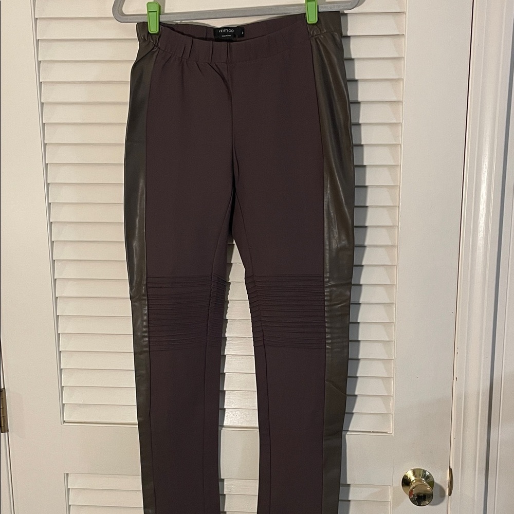 Vertigo Well Made Dark Brown Leggings Vegan Leather Side Pleated Knees Pull Up